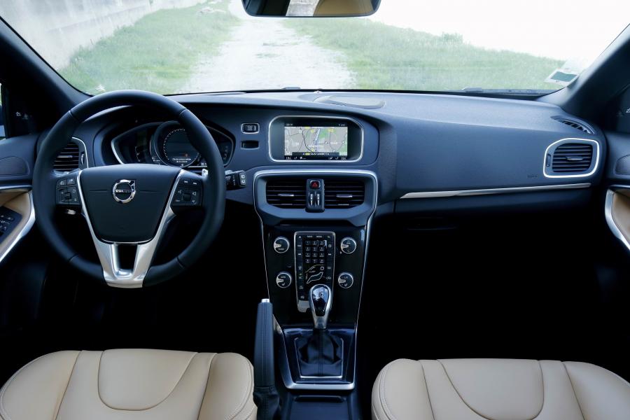 Торпедо Volvo V40 D4 Inscription 2016 года  (фото 8 из 19)